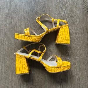 Urban Outfitters Yellow Croc Strappy Heeled Sandals – Size 10 NWT